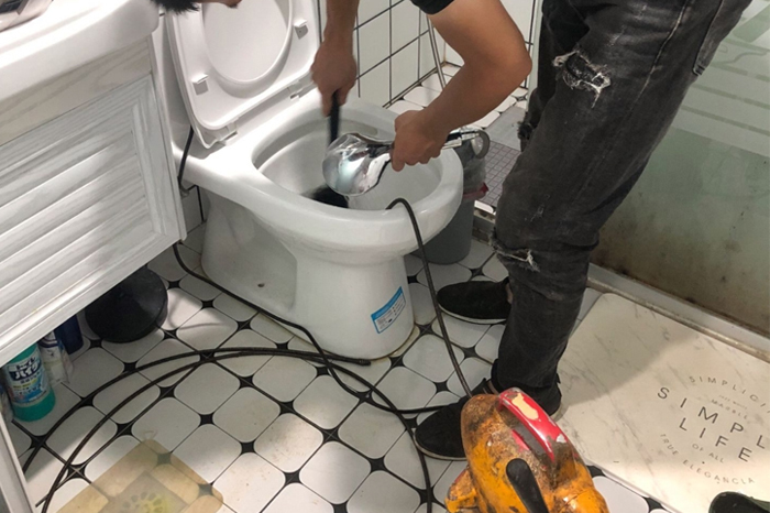 鄂温克马桶堵塞自己疏通还是找师傅?专业上门服务让你省时更省心